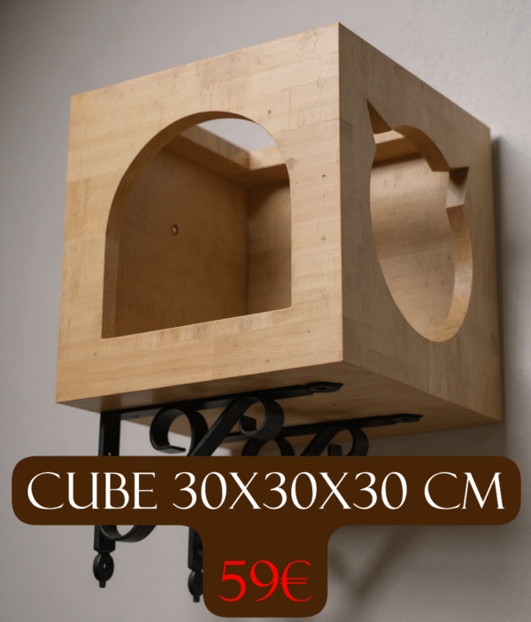 Cube en pin verni de 30x30 cm à intégrer dans un parcours mural