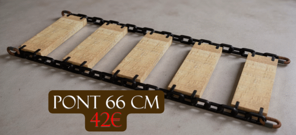 Pont en bois avec des planches étroites reliées par des chaines solides, ancré à deux points du mur (ou entre deux meubles/éléments). Le pont permet au chat de traverser en hauteur tout en stimulant son équilibre et sa curiosité.