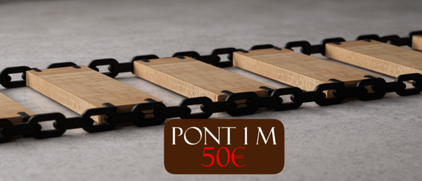 Pont en bois avec des planches étroites reliées par des chaines solides, ancré à deux points du mur (ou entre deux meubles/éléments). Le pont permet au chat de traverser en hauteur tout en stimulant son équilibre et sa curiosité.