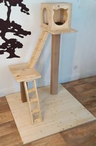 Arbre à chat de grande taille. Nouvelle conception avec un cube, un pont et 2 colonnes